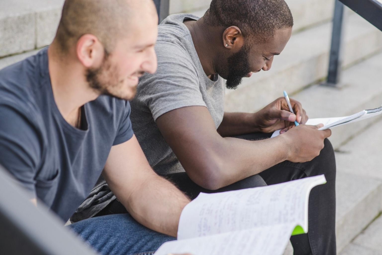 Bureau de travail avec documents financiers et analyses détaillées