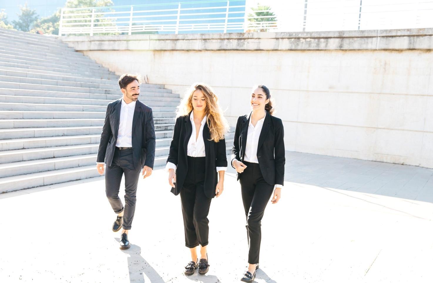 Analyse détaillée des états financiers sur bureau avec documents et calculatrice